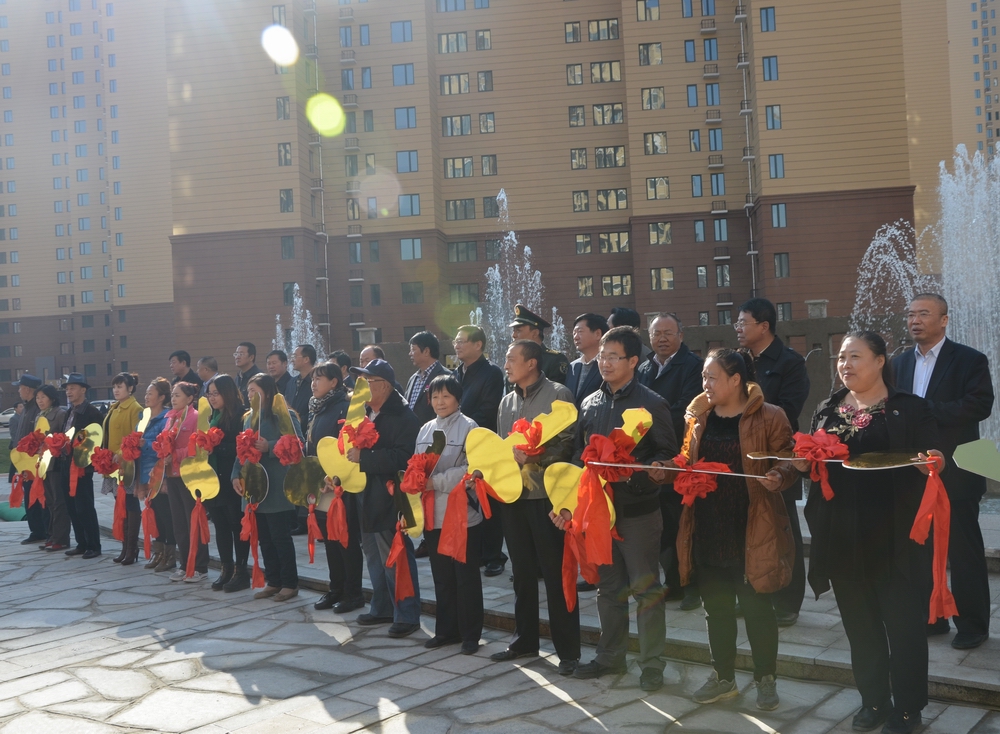 2013年10月25日，城發(fā)公司承建的呼市首個(gè)公租房小區(qū)——康居家園公租房交付使用。申請到公租房的百姓代表領(lǐng)了鑰匙。.JPG
